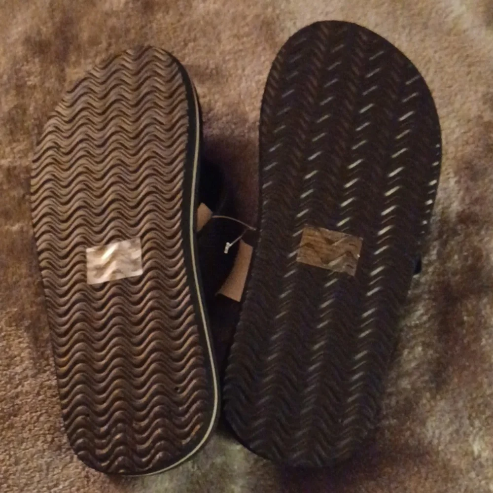 NWT BOYS BALENCE BLACK CAMO FLIP FLOPS SIZE 13/1